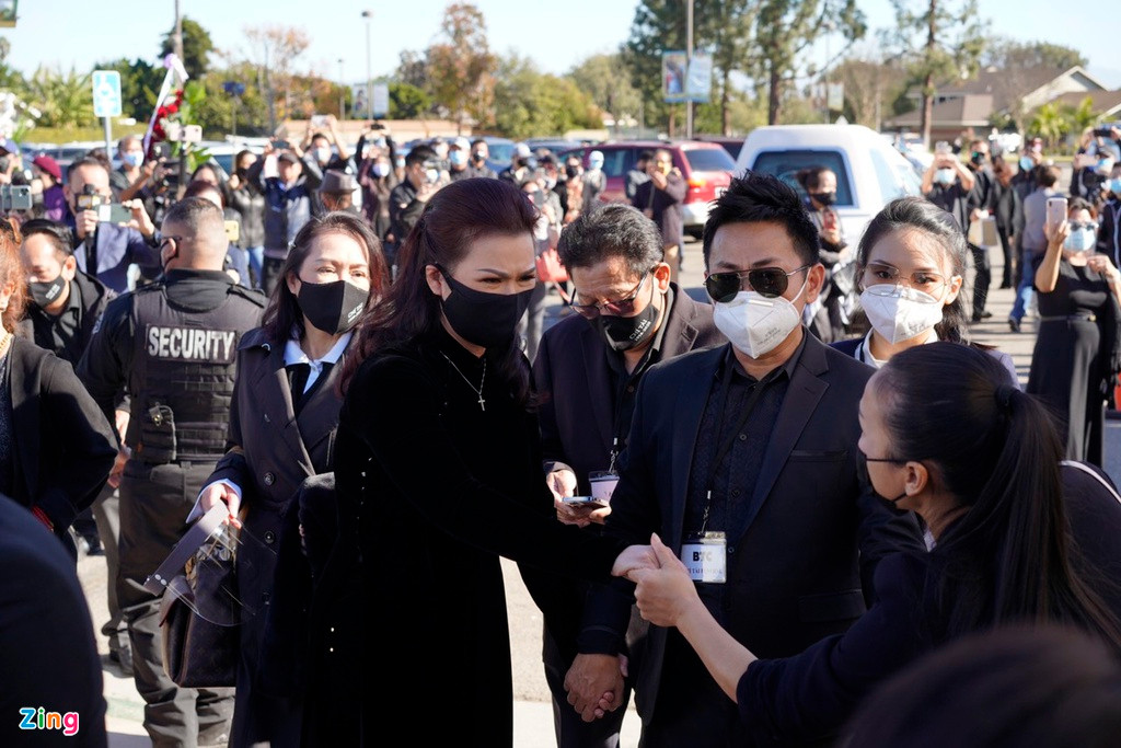 Trong lễ tang, chị Phương Loan và các thành viên trong gia đình không kìm nén được nỗi đau mất người thân. Vợ Chí Tài khóc trước linh cữu chồng và nghẹn ngào khi nhận lời chia sẻ từ bạn bè.