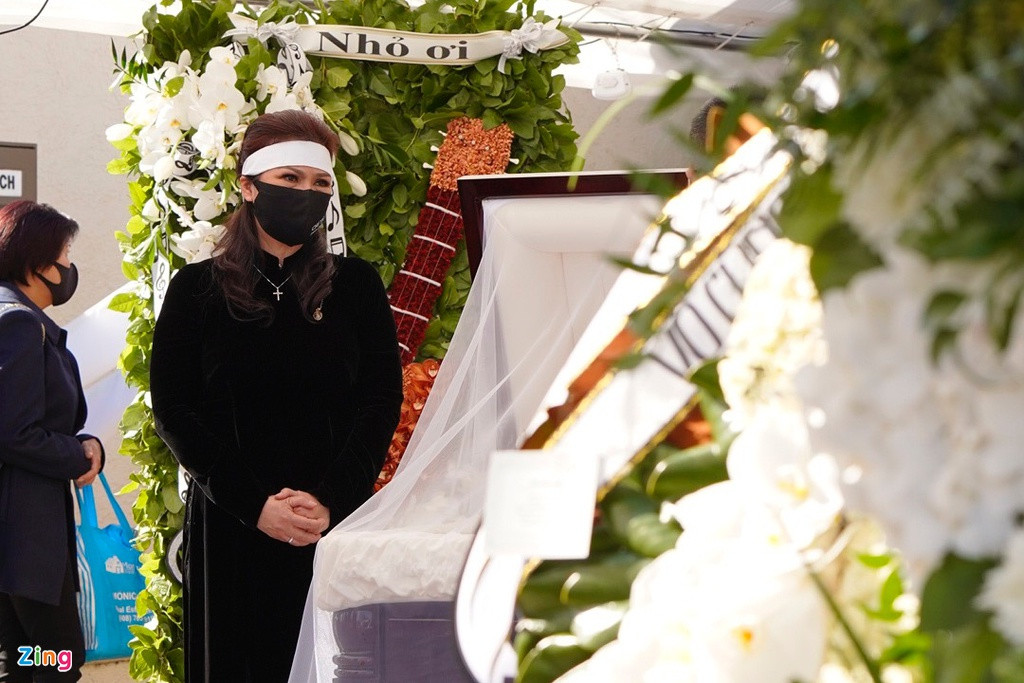 Hình ảnh chị đứng lặng bên linh cữu suốt lễ viếng khiến nhiều đồng nghiệp xót xa.