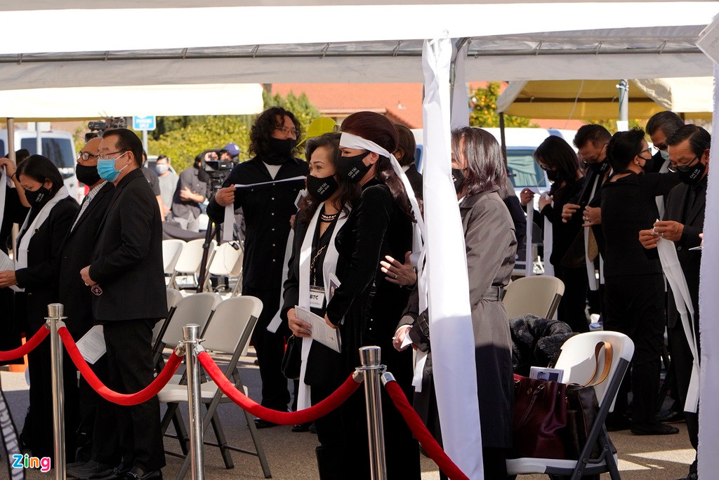 Vợ nghệ sĩ đứng không vững và luôn có người dìu trong lễ viếng.