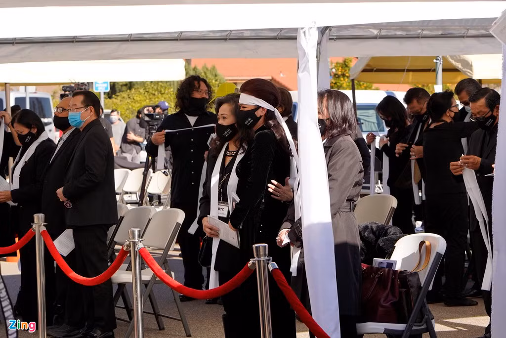 Vợ nghệ sĩ đứng không vững và luôn có người dìu trong lễ viếng.