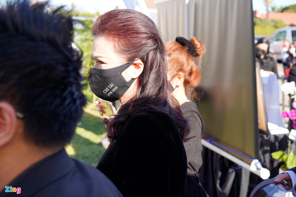 Phát biểu trong tang lễ, anh trai danh hài Chí Tài gửi lời cảm ơn mọi người đã đến viếng em. "Cảm ơn ân tình khán giả, đồng nghiệp đã dành cho em những ngày qua", ông nói.