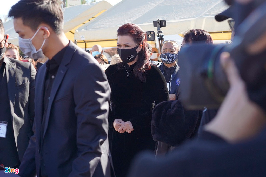 Ca sĩ Phương Loan lặng lẽ nhìn linh cữu được di chuyển vào lễ đường. Trước đó, bà xã Chí Tài thông báo lễ tang không nhận vòng hoa. Thay vào đó, mọi người có thể gửi tiền phúng điếu vào quỹ từ thiện mang tên Chí Tài để ủng hộ đồng bào miền Trung bị lũ lụt.