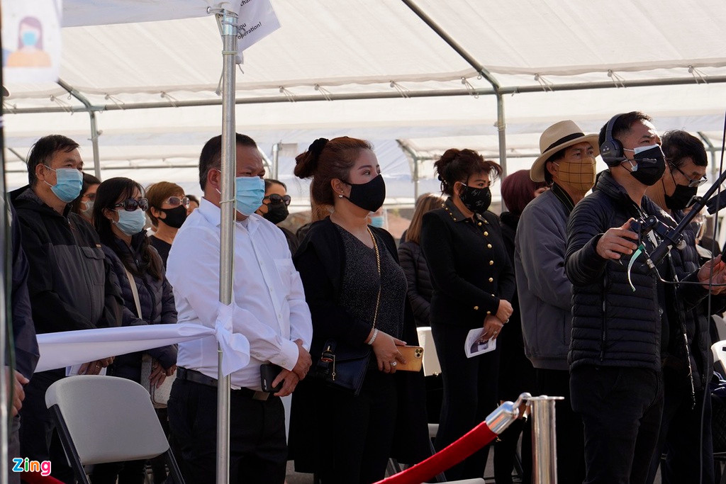 Thúy Nga là một trong những nghệ sĩ đến sớm tiễn đưa đàn anh. Nữ diễn viên cho biết cô đi diễn nhiều năm với đàn anh, cả hai luôn vui vẻ, kết hợp ăn ý. Thúy Nga tâm sự khi xem lại các video hài anh em diễn chung, cô vẫn không thể tin nghệ sĩ Chí Tài qua đời. "Anh ra đi thanh thản nhé. Mọi người luôn nhớ đến anh. Em thắp nén hương tiễn biệt người anh hiền lành, vui tính và đáng kính", nữ diễn viên hài nói.