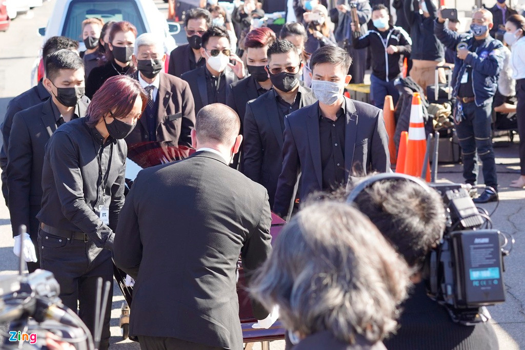 Lễ tang nghệ sĩ Chí Tài diễn ra trong thời điểm dịch bệnh nên được tổ chức ngoài trời, trong khuôn viên nhà thờ. Người đến viếng được yêu cầu mang khẩu trang và thường xuyên dùng nước rửa tay diệt khuẩn.