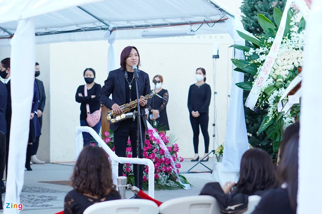 Hoài Phương hát ca khúc cuối gửi đến đàn anh. Vợ chồng Hoài Phương - Việt Hương có mối quan hệ thân thiết với gia đình Chí Tài. Việt Hương là đồng trưởng ban tổ chức lễ tang tại Việt Nam. Trong khi đó, Hoài Phương hỗ trợ lo liệu hậu sự cho Chí Tài cùng gia đình nghệ sĩ.