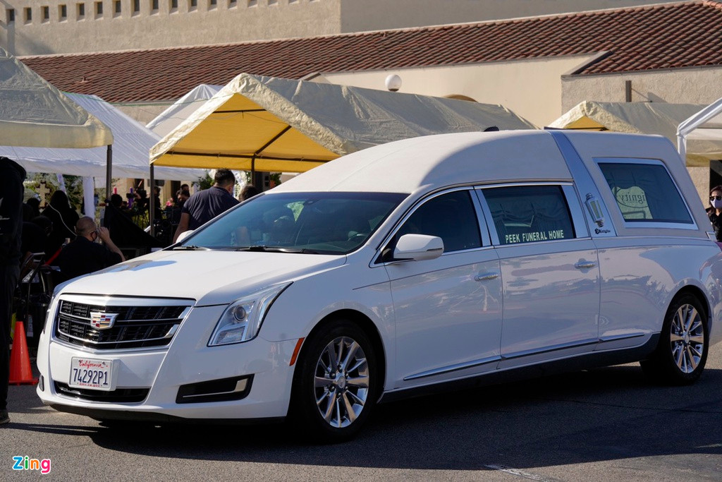 Tang lễ NS Chí Tài ở Mỹ: Phương Loan nghẹn ngào tiễn biệt chồng Tang le NS Chi Tai o My: Phuong Loan nghen ngao tien biet chong