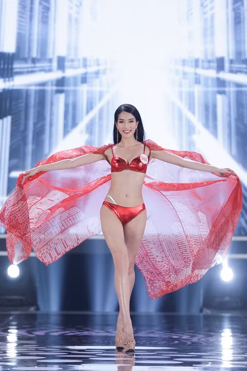Á hậu 1 Phạm Ngọc Phương Anh cũng có màn trình diễn xuất sắc. Phương Anh cao 1,77 m, số đo ba vòng 82-61-90 cm.