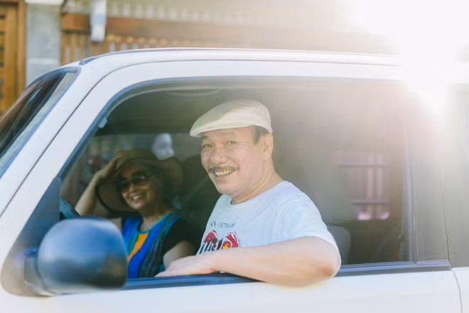 Nhac si Tran Tien vui ve dan hat trong luc dang duong benh-Hinh-2