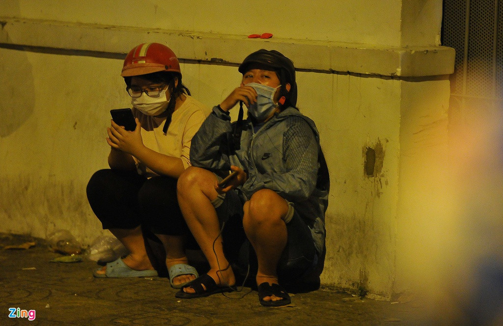 Khoảng 0h30, nhiều người dân vẫn cố trụ lại với hy vọng biết được kết quả khám nghiệm thi hài nghệ sĩ 62 tuổi. "Tôi chờ thêm một lúc nữa thôi, không có ý định ở lại suốt đêm", anh K. - một người hâm mộ Chí Tài - nói.