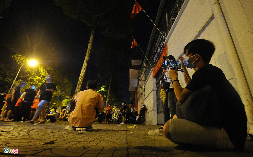 Phần lớn người dân hay streamer còn chờ ở cổng Trung tâm Pháp y TP.HCM sau 0h30 đều ngồi bệt xuống đất và để lộ nét mặt mệt mỏi. Trước đó, các streamer và YouTuber khiến nhiều người bất bình khi chen lấn, xô đẩy, la ó ồn ào mỗi khi có nghệ sĩ xuất hiện.