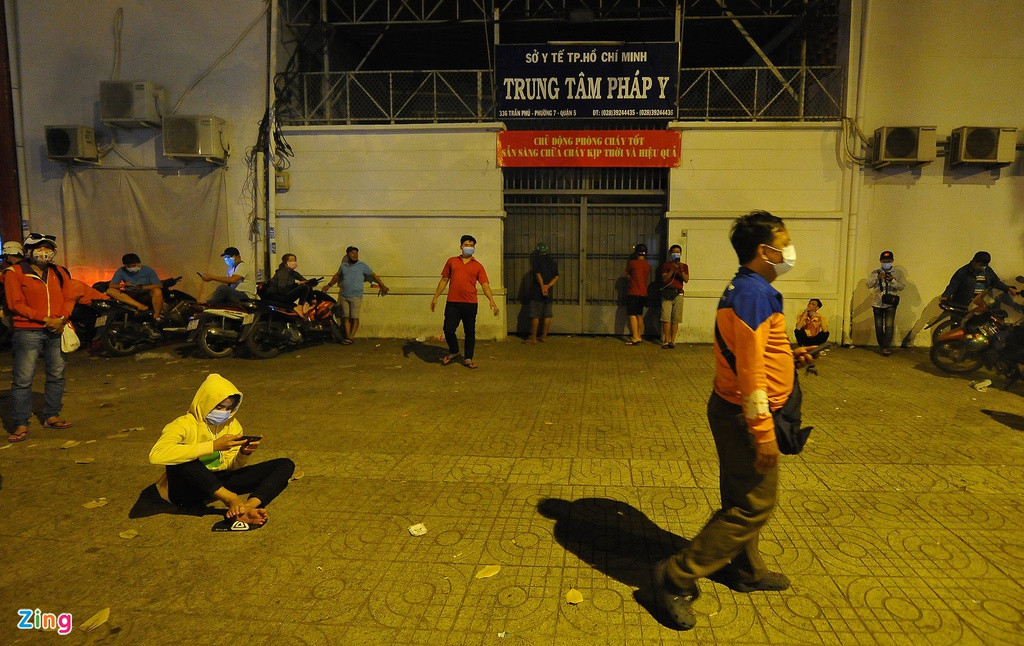 Đến 1h sáng, nhiều người đã ra về sau khi trung tâm pháp y tắt đèn, khóa cổng.