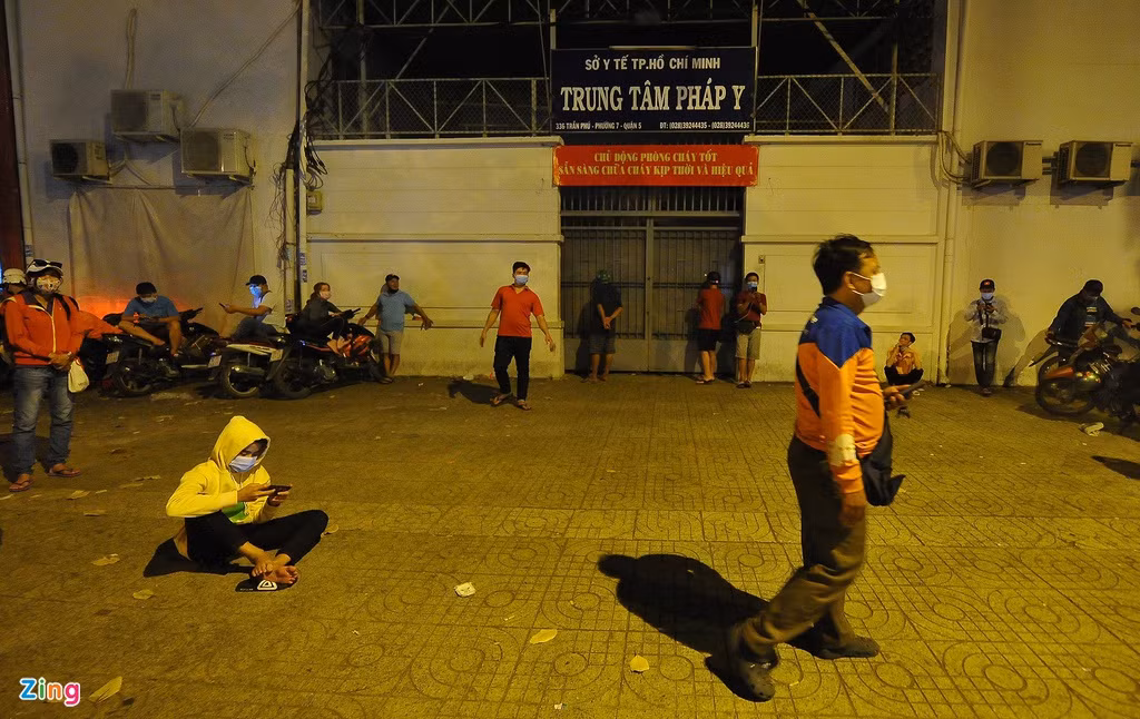 Đến 1h sáng, nhiều người đã ra về sau khi trung tâm pháp y tắt đèn, khóa cổng.