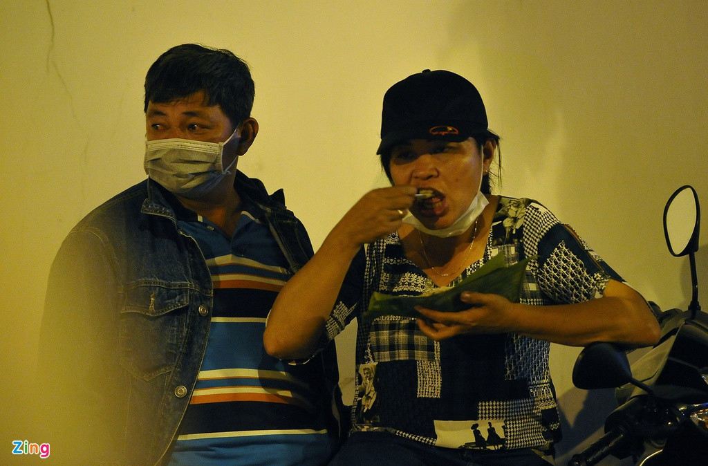 Một số người dân tranh thủ ăn lót dạ buổi đêm trong lúc chờ đợi. Chia sẻ với Zing, nhiều khán giả thừa nhận họ ở lại vì muốn chờ xem "có chuyện gì nữa không" hoặc "có nghệ sĩ nào đến".