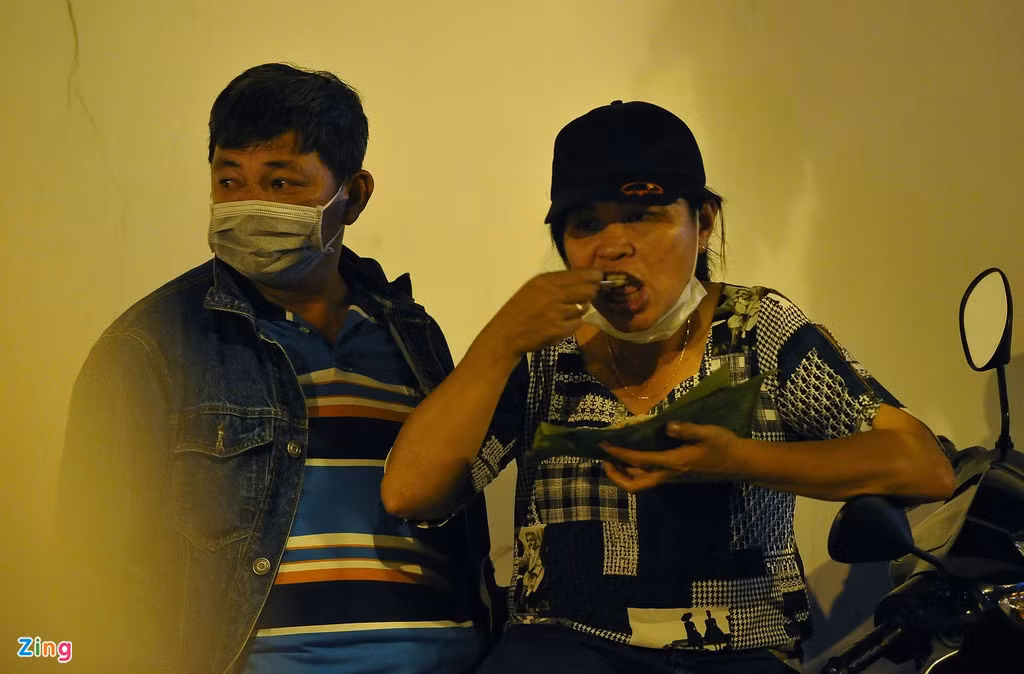 Một số người dân tranh thủ ăn lót dạ buổi đêm trong lúc chờ đợi. Chia sẻ với Zing, nhiều khán giả thừa nhận họ ở lại vì muốn chờ xem "có chuyện gì nữa không" hoặc "có nghệ sĩ nào đến".