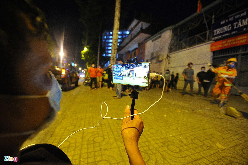 Ngay trước cổng, một số streamer vẫn phát sóng cảnh người dân qua lại trước cổng nơi bảo quản thi thể nghệ sĩ Chí Tài. Một streamer nói sẽ cố gắng "quay được gì thì quay".