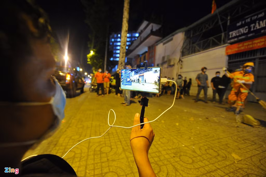 Ngay trước cổng, một số streamer vẫn phát sóng cảnh người dân qua lại trước cổng nơi bảo quản thi thể nghệ sĩ Chí Tài. Một streamer nói sẽ cố gắng "quay được gì thì quay".