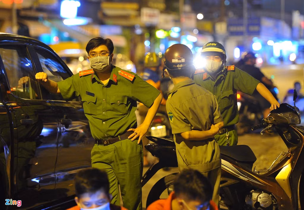 Trước tình hình hỗn loạn ở cổng Trung tâm Pháp y TP.HCM, cảnh sát và lực lượng an ninh phường đã có mặt để giải tán bớt người dân hiếu kỳ và các streamer, YouTuber. Tuy nhiên, phải tới khi bước sang ngày mới, đám đông mới bắt đầu thưa dần.
