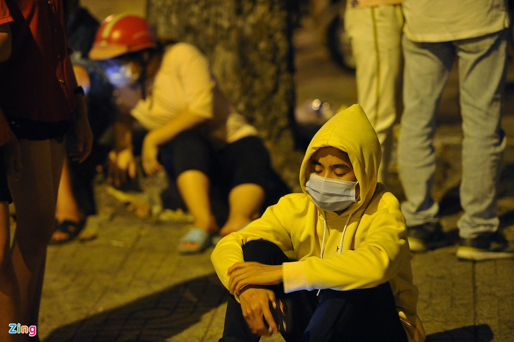 Một số khán giả vẫn ngồi bệt trên mặt đất, ngủ gật vì mệt mỏi.