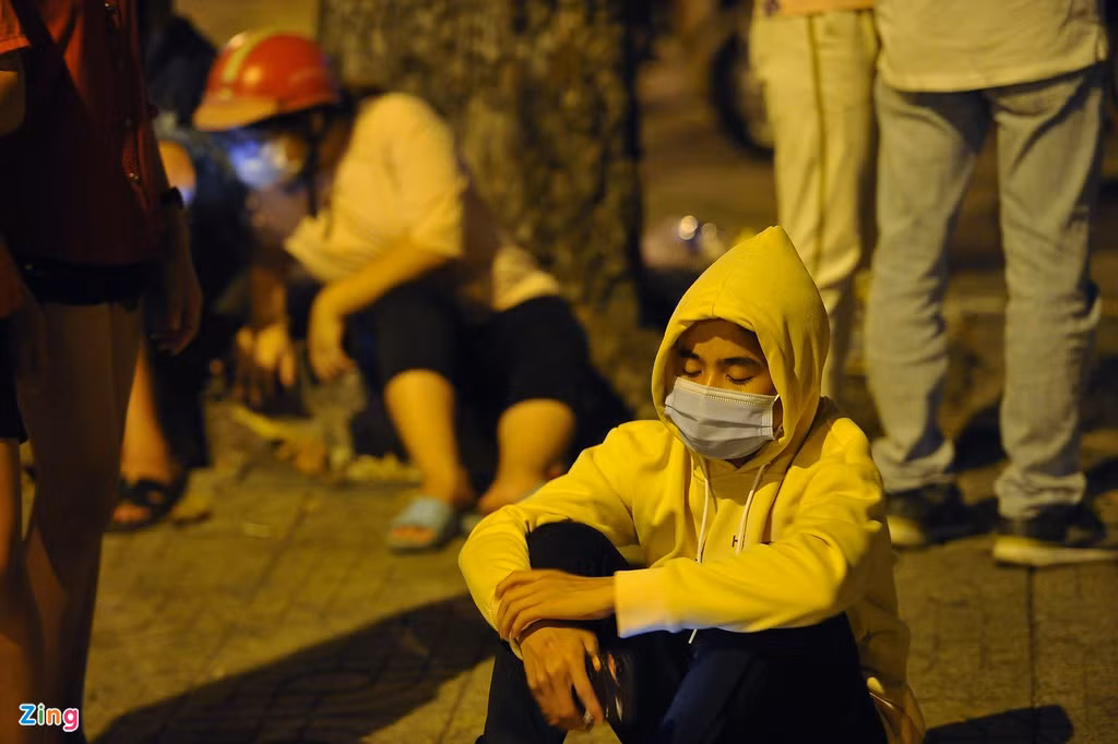 Một số khán giả vẫn ngồi bệt trên mặt đất, ngủ gật vì mệt mỏi.