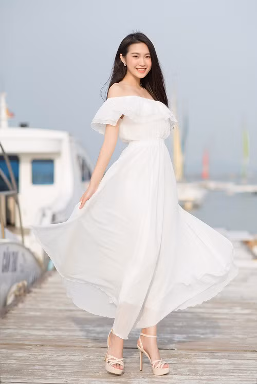 Hải My lại ghi điểm với chiếc váy trắng nhẹ nhàng, tinh khôi.