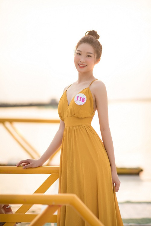 Phương Thảo không kém phần sexy, cuốn hút.