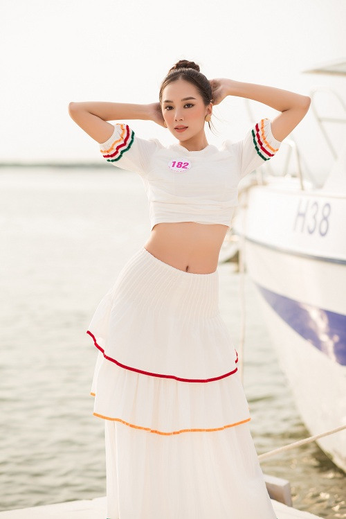 Trong loạt ảnh mới nhất, các thí sinh khoe nhan sắc rạng rỡ trên du thuyền.