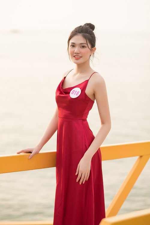 Hồng Đào khoe nét dịu dàng, gợi cảm trước biển.