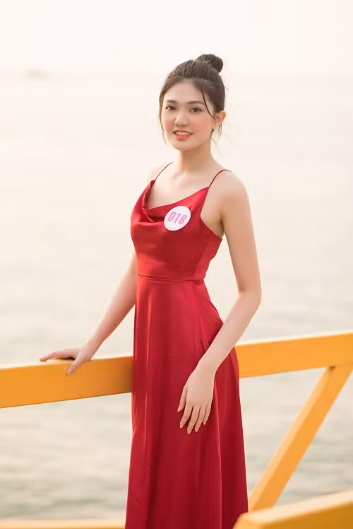 Hồng Đào khoe nét dịu dàng, gợi cảm trước biển.