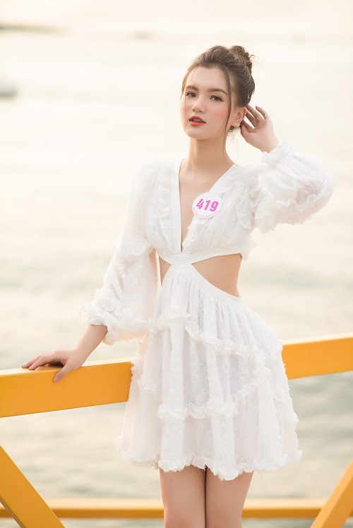 Hoàng Tú Quỳnh gợi cảm khi diện thiết kế cắt xẻ táo bạo.