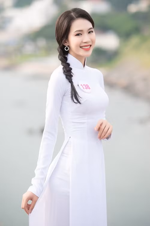 Diện trang phục truyền thống, Minh Anh đẹp nền nã, ngọt ngào.