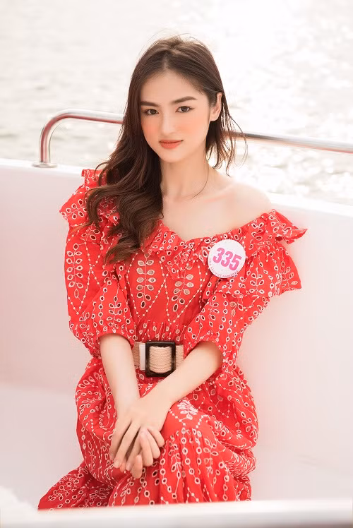 Thí sinh Hà My nổi bật khi diện váy đỏ.