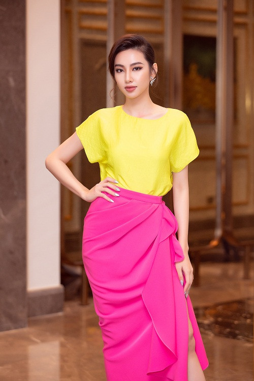 Người đẹp Nhân ái Thuỳ Tiên cũng có mặt tại buổi họp báo không chỉ là khách mời mà còn trong vai trò MC thảm đỏ.