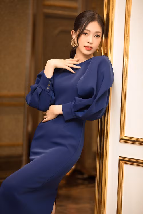 Á hậu Phương Nga khéo léo chọn tông màu lạnh nhằm tôn lên nước da trắng mịn.