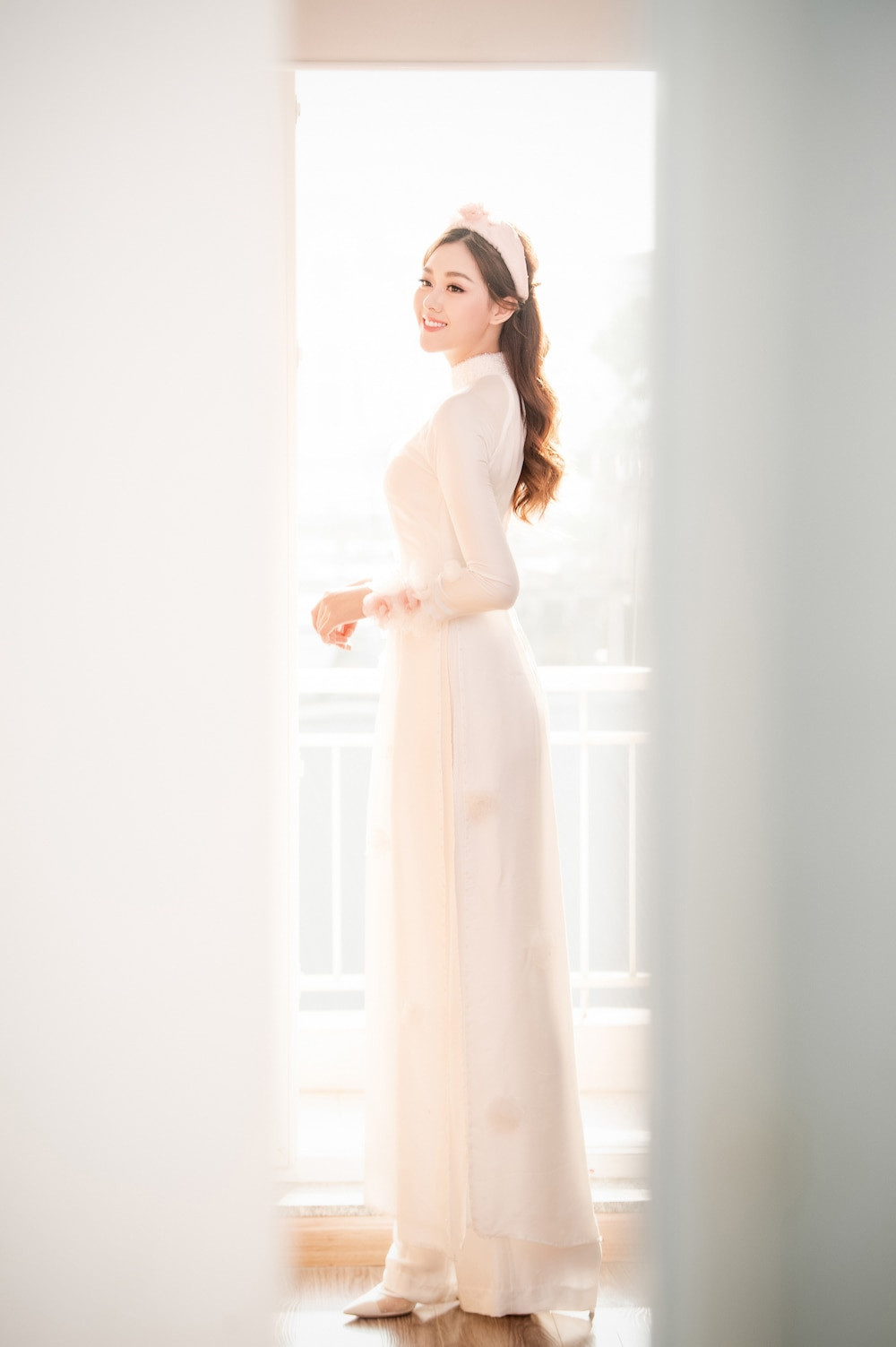 Xuất hiện trong khung ảnh "tình bể bình" với ông xã, Tường San nở nụ cười hạnh phúc. Sau 1 năm yêu nhau, nàng hậu cho biết lý do cưới sớm là vì xác định đây là là người đàn ông có thể cùng mình xây dựng cuộc sống dài lâu sau này.