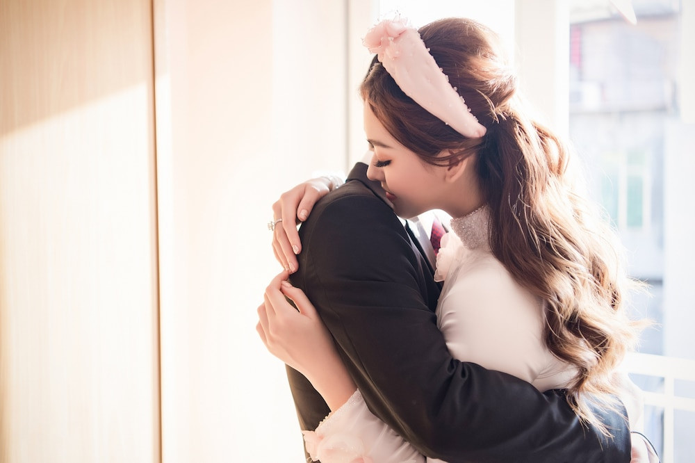 Mặc dù nhận được sự quan tâm của đông đảo khán giả và fan sắc đẹp nhưng Tường San vẫn quyết không hé lộ dung mạo chú rể trong bộ ảnh nàng hậu và ông xã ôm ấp lấy nhau. Được biết, chồng của Á hậu Tường San lớn hơn cô 9 tuổi và không hoạt động trong lĩnh vực nghệ thuật.