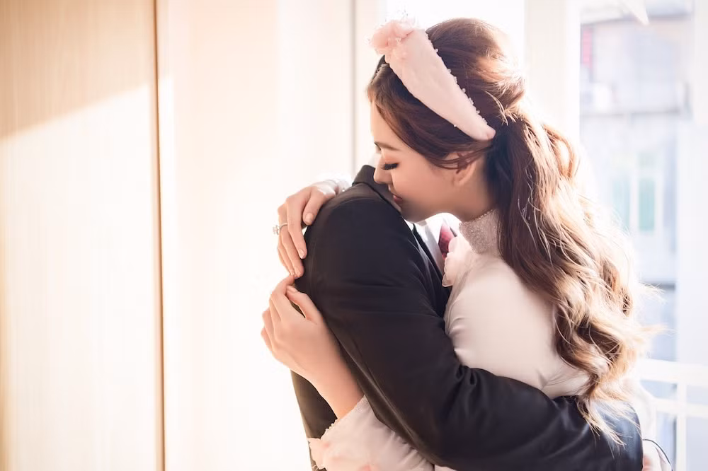 Mặc dù nhận được sự quan tâm của đông đảo khán giả và fan sắc đẹp nhưng Tường San vẫn quyết không hé lộ dung mạo chú rể trong bộ ảnh nàng hậu và ông xã ôm ấp lấy nhau. Được biết, chồng của Á hậu Tường San lớn hơn cô 9 tuổi và không hoạt động trong lĩnh vực nghệ thuật.