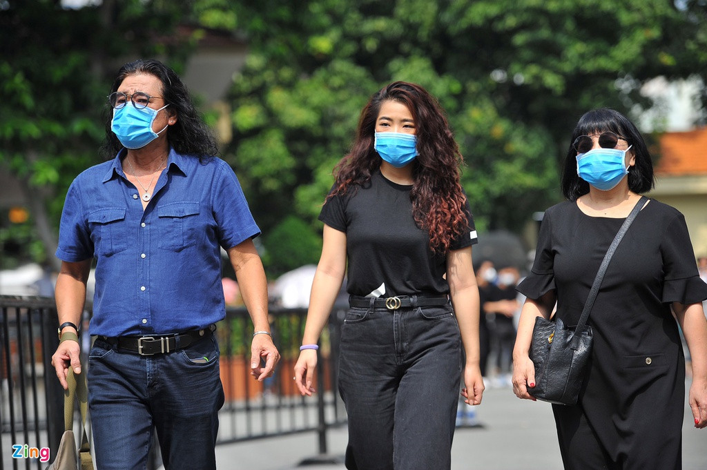 Gia đình nhạc sĩ Khắc Triệu - Cẩm Vân trong dòng người đến viếng.