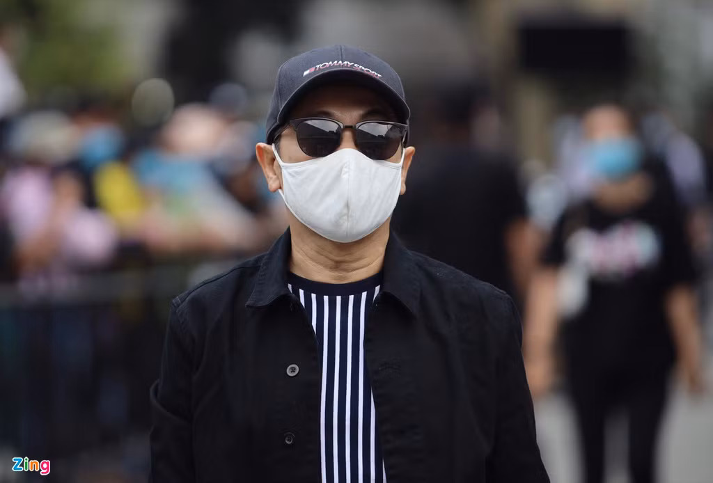 Nghệ sĩ Thành Lộc lặng lẽ đến vĩnh biệt đồng nghiệp. Trong ký ức của bạn bè, Chí Tài là người đáng mến, luôn mang đến tiếng cười và nguồn năng lượng tích cực.