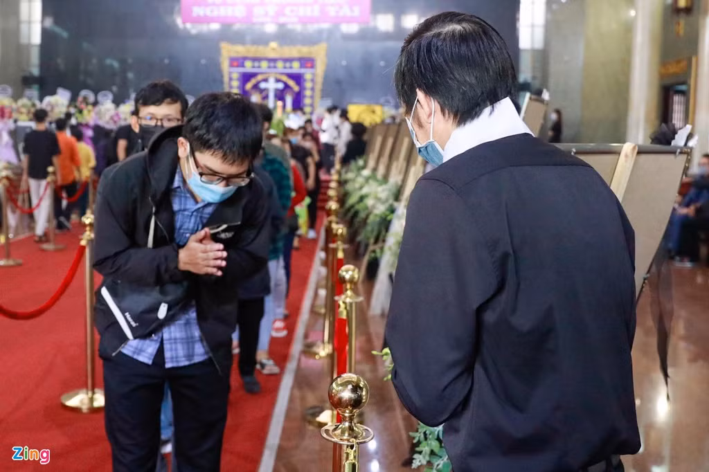 Những người đến viếng cây hài Chí Tài hôm nay không chỉ có nghệ sĩ, mà còn là hàng trăm khán giả đã theo dõi, đồng hành cùng ông suốt chặng đường hoạt động nghệ thuật.