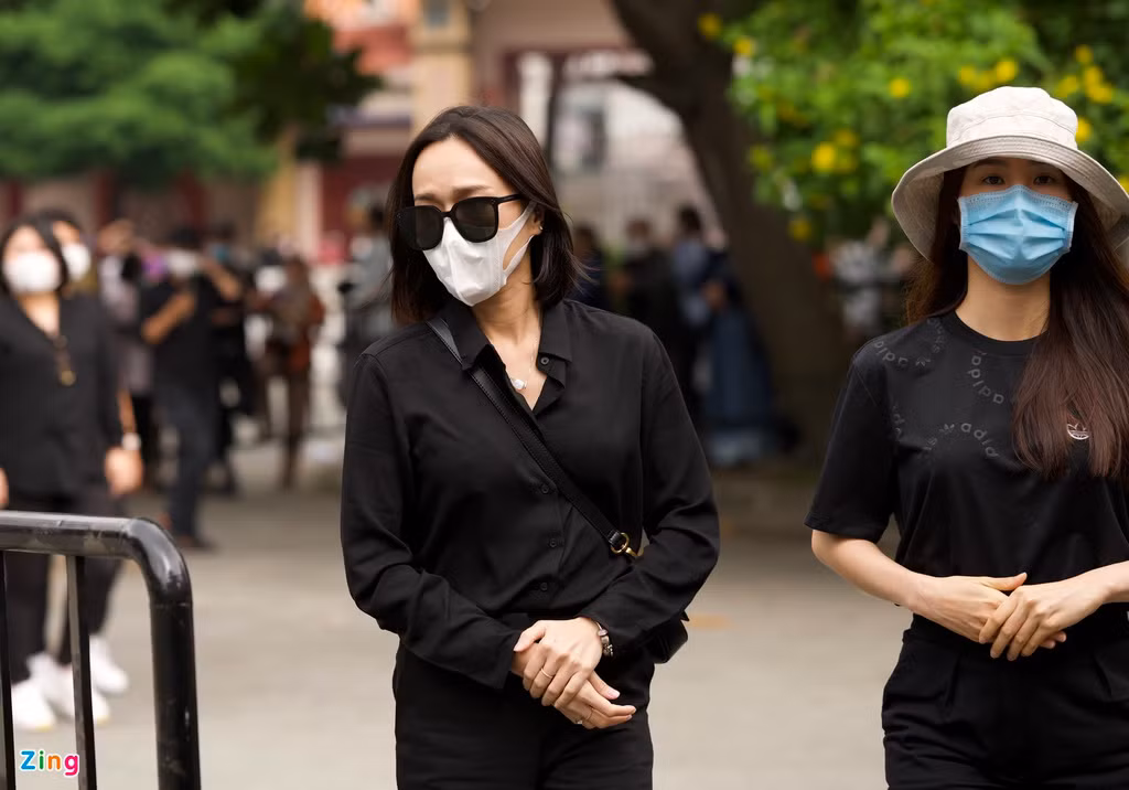 Diễn viên Diệu Nhi và Diễm My hòa trong dòng người vào viếng. Trước đó, khoảng 13h, ban tổ chức thông báo tạm dừng viếng trong 20 phút để khử trùng nhà tang lễ.