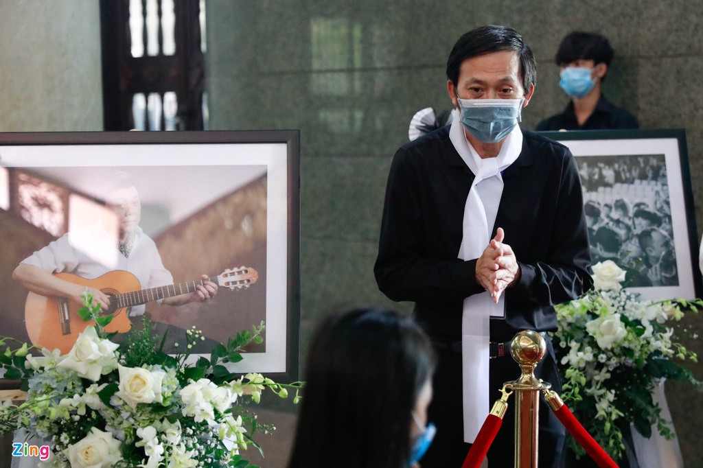 Nghệ sĩ Hoài Linh và Việt Hương đeo khăn tang như thành viên trong gia đình.