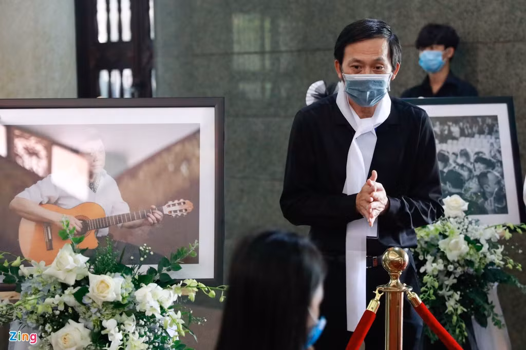 Nghệ sĩ Hoài Linh và Việt Hương đeo khăn tang như thành viên trong gia đình.