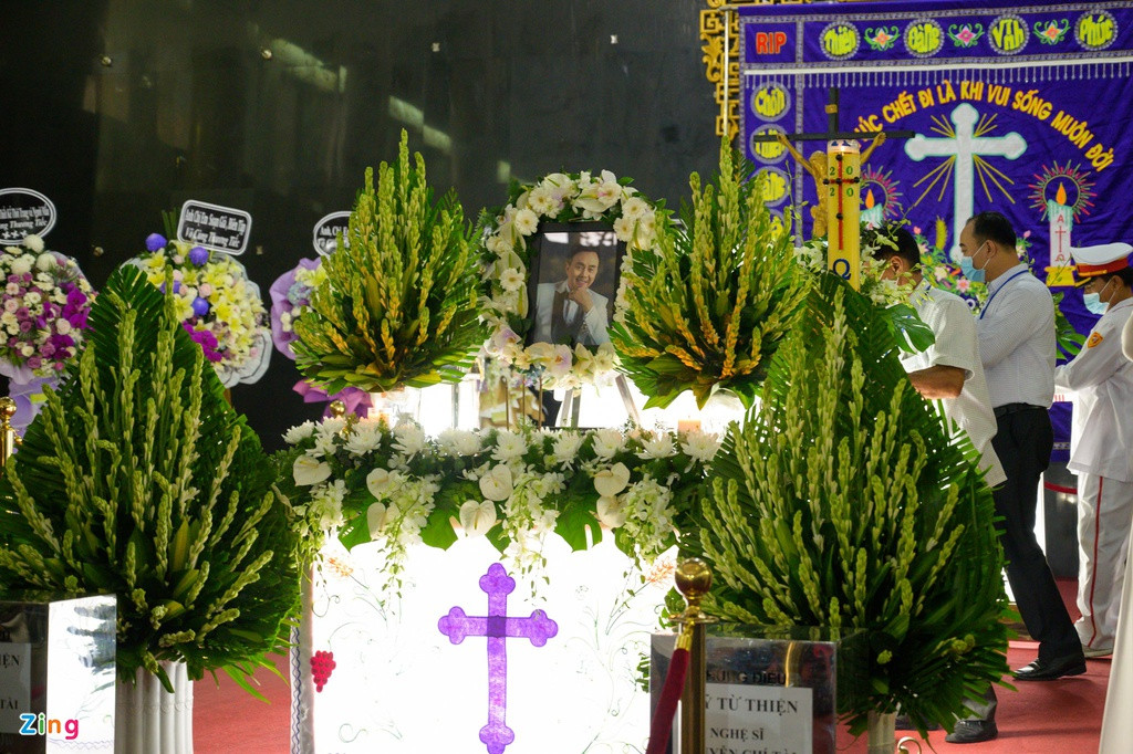 Nghệ sĩ Chí Tài qua đời hôm 9/12. Sau lễ viếng ở Việt Nam, linh cữu nghệ sĩ sẽ được đưa về Mỹ.