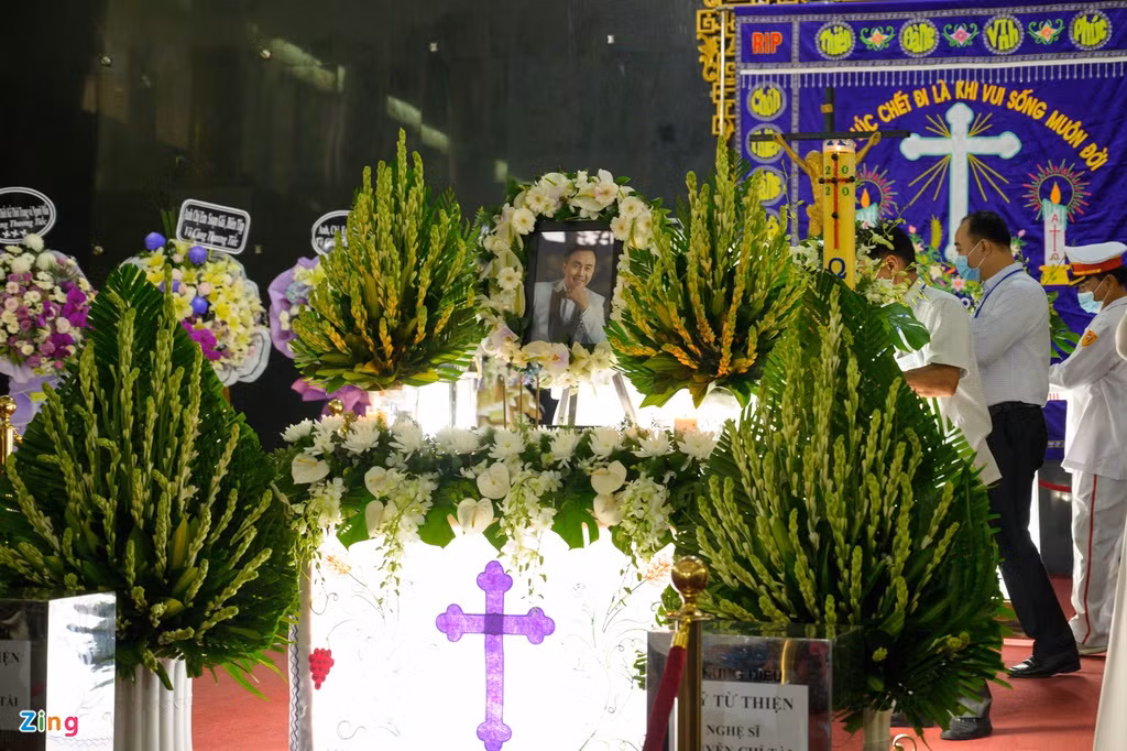 Nghệ sĩ Chí Tài qua đời hôm 9/12. Sau lễ viếng ở Việt Nam, linh cữu nghệ sĩ sẽ được đưa về Mỹ.