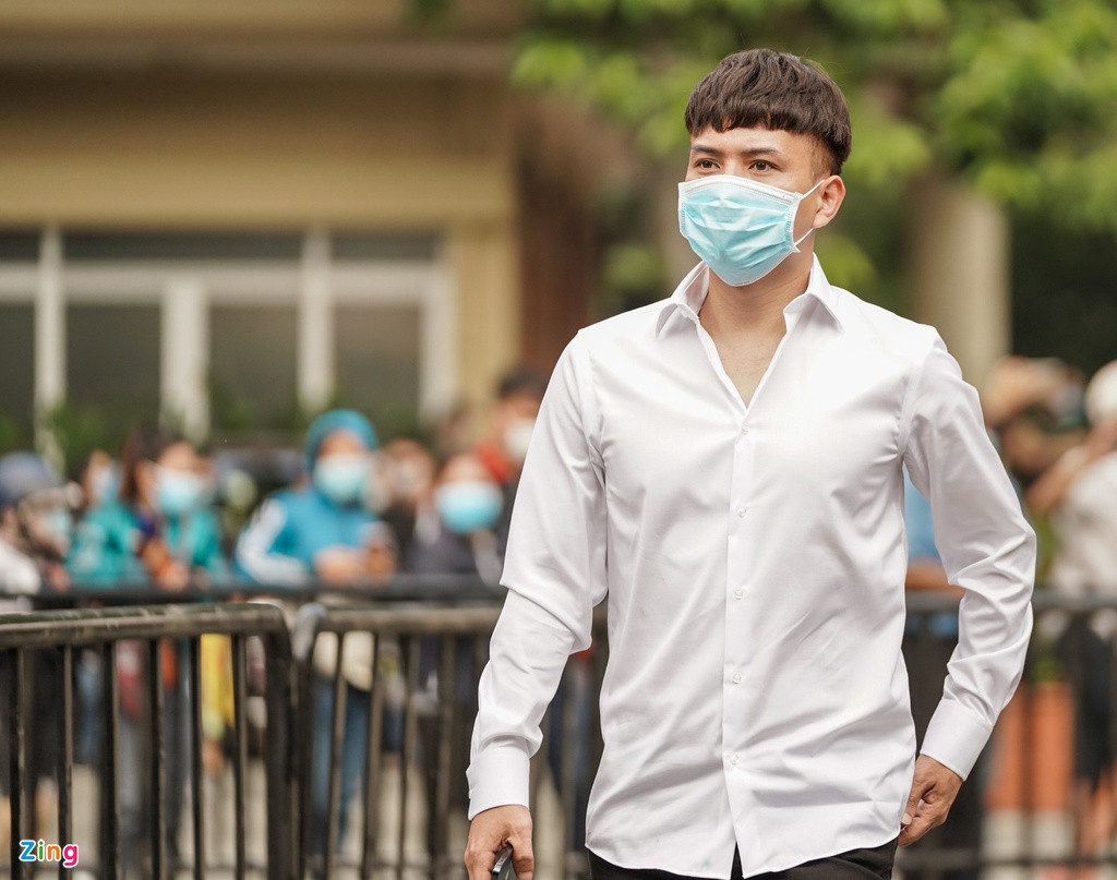 Hồ Quang Hiếu có mặt để tiễn đưa bậc tiền bối trong nghề. Nhiều nghệ sĩ thế hệ trẻ chưa có cơ hội làm việc chung cùng danh hài Chí Tài. Nhưng họ vẫn dành cho ông tình cảm quý mến, trân trọng.