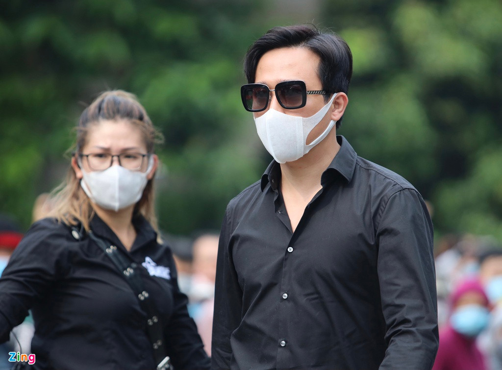 Trấn Thành cùng Hari Won, Lê Giang, Ali Hoàng Dương xuất hiện tại lễ tang nghệ sĩ Chí Tài vào chiều cùng ngày. Trước đó, vào tối 9/12, khi vừa hay tin danh hài Chí Tài qua đời, Trấn Thành cùng bà xã đã túc trực tại trung tâm pháp y.