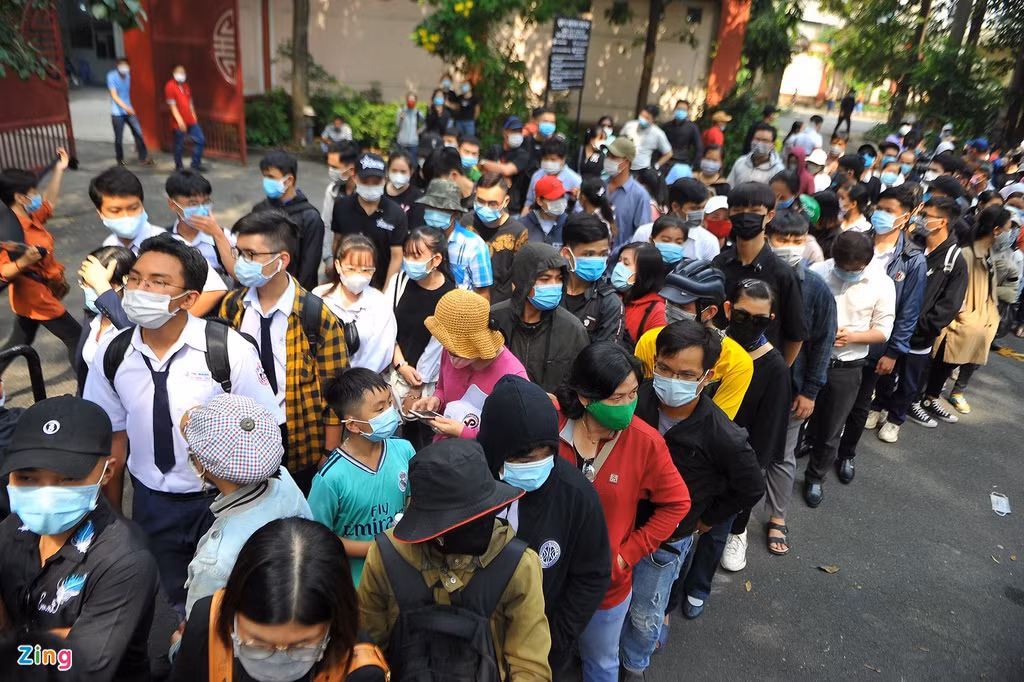 Nhiều người xếp hàng bên ngoài nhà tang lễ. Đám đông tuân thủ nội quy của ban tổ chức. Tuy nhiên, theo quan sát của phóng viên, cũng có lúc họ gây ồn ào, nhất là khi nghệ sĩ đến.