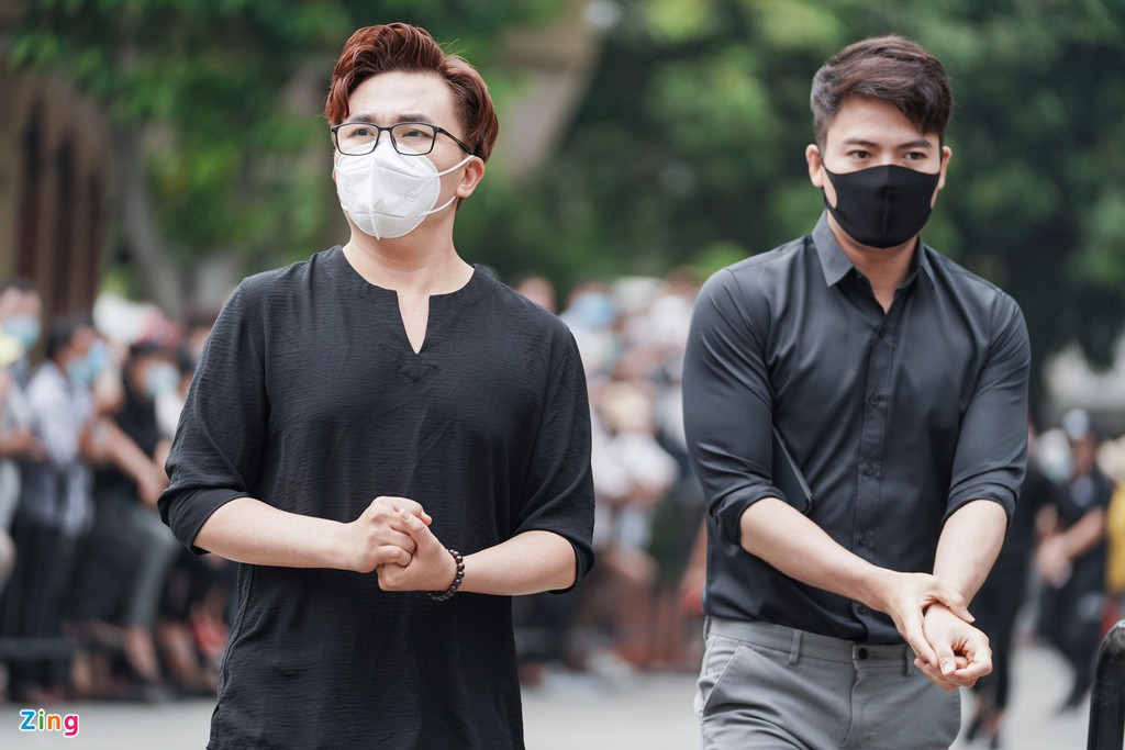 MC Đại Nghĩa đón nhận tin buồn về đồng nghiệp khi đang ghi hình một game show cùng Việt Hương vào ngày 9/12. Anh cho biết chương trình bắt buộc phải cười nói, nhưng trong lòng cảm giác đắng ngắt. Đại Nghĩa xót xa vì đàn anh ra đi quá đột ngột, còn nhiều kế hoạch dang dở.