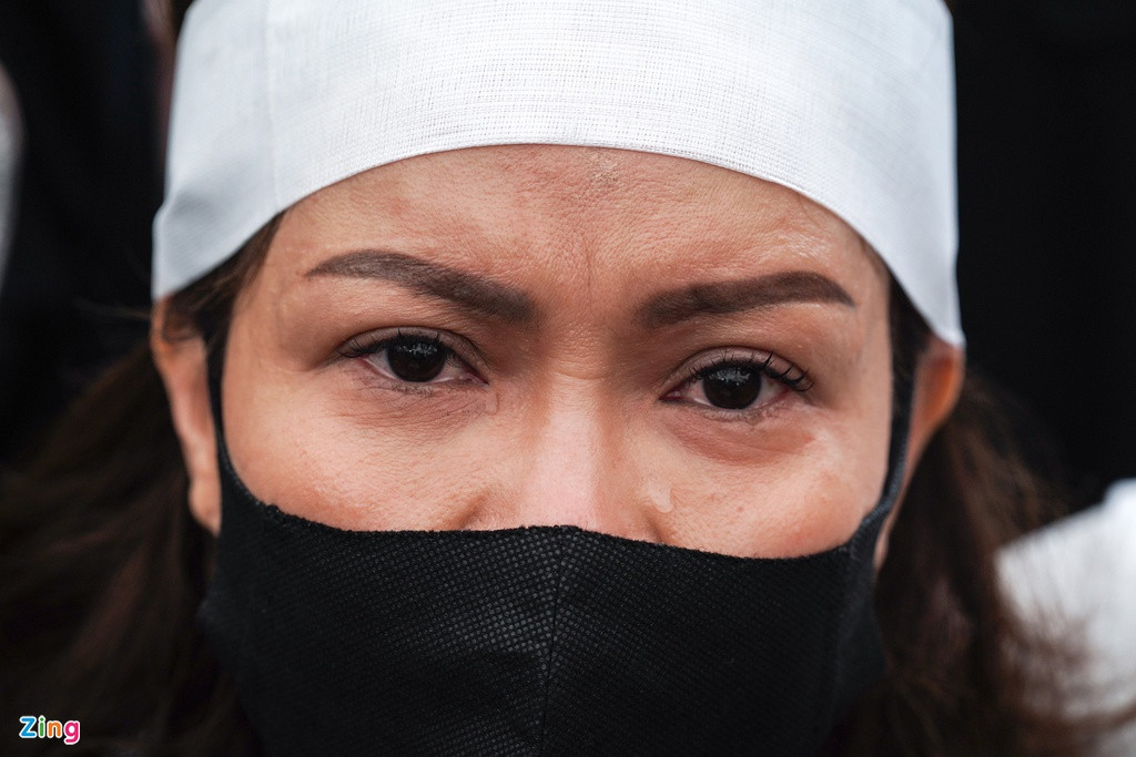 Những ngày qua, cùng với nghệ sĩ Hoài Linh, Việt Hương túc trực, chuẩn bị hậu sự cho người anh thân thiết trong nghề. Khoảng 23h, di hài của danh hài Chí Tài sẽ được di chuyển sang Mỹ. Các nghệ sĩ Việt Nam không đi cùng.