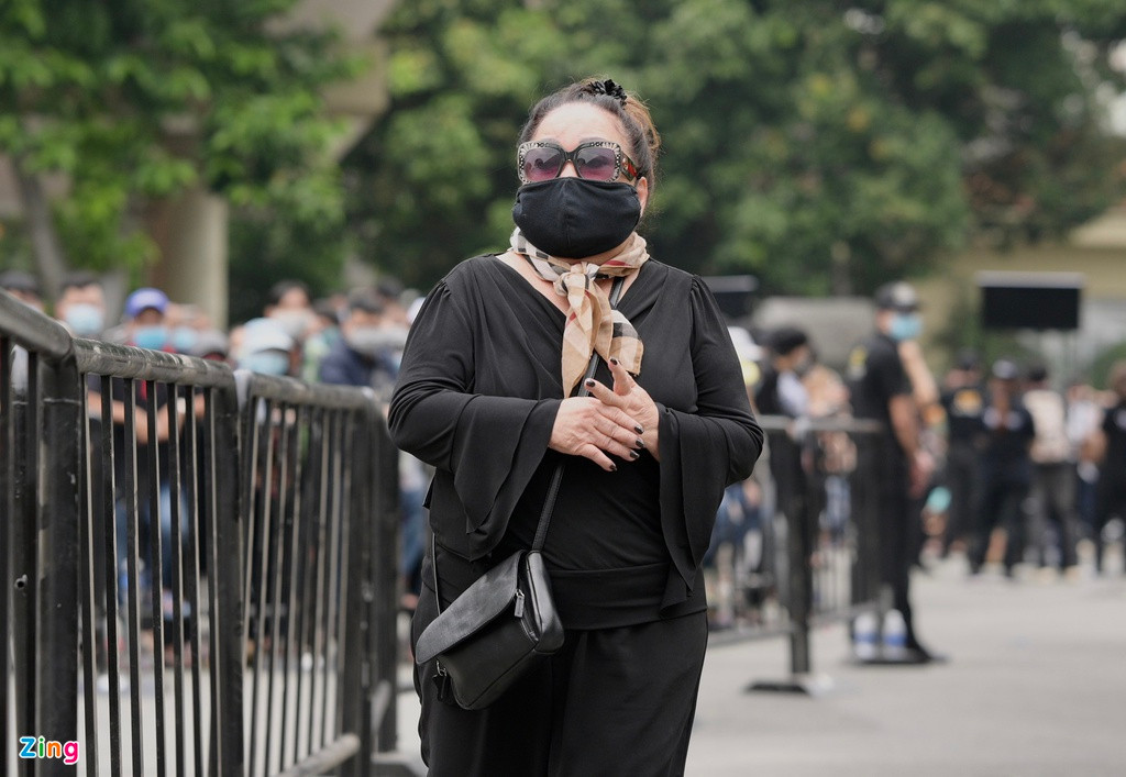 Nghệ sĩ Ngọc Giàu có mặt ở Nhà tang lễ Quốc gia phía Nam để vĩnh biệt đồng nghiệp.